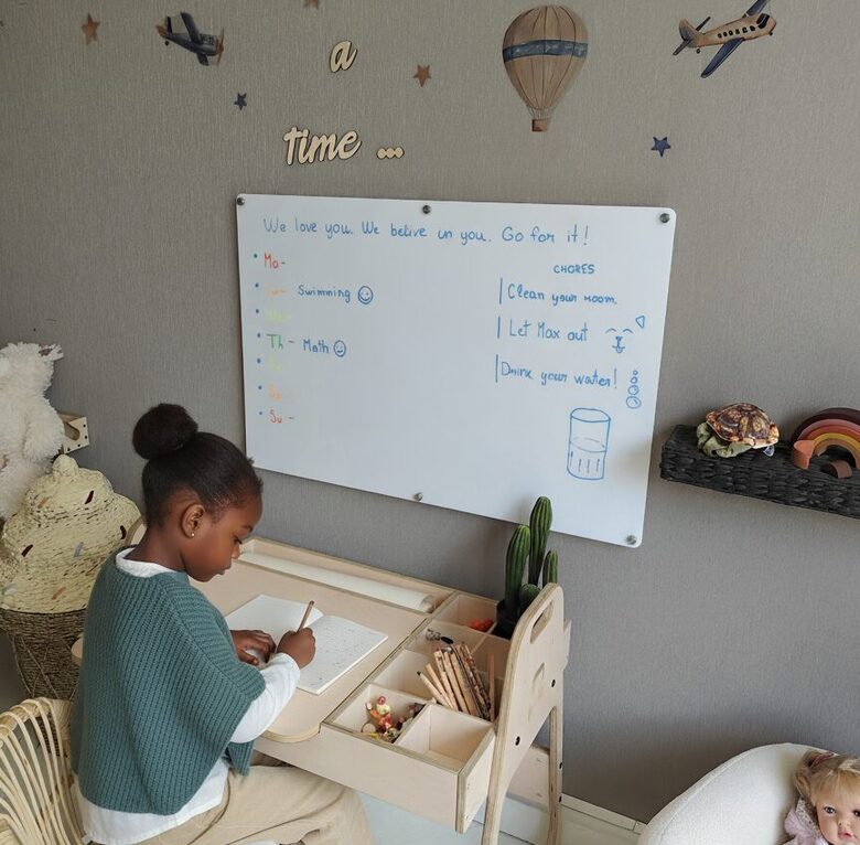 LUULA – Milchweiße Acryl-Wandtafel 90×60 cm